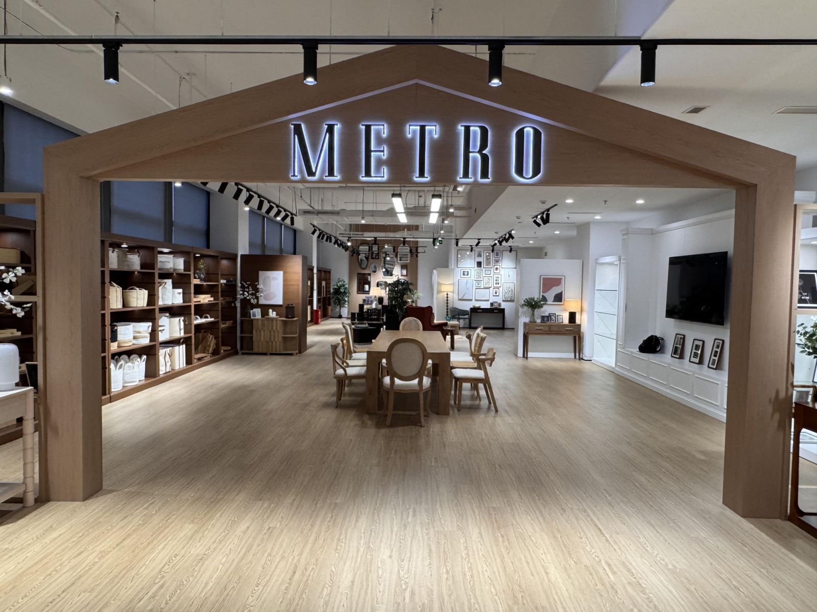 Metro Mobilia Corporation operations